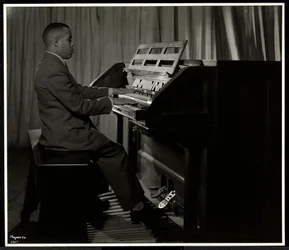 Afroameričan hrající na varhany v New York Association for the Blind, 111 East 59th Street, New York, 1934